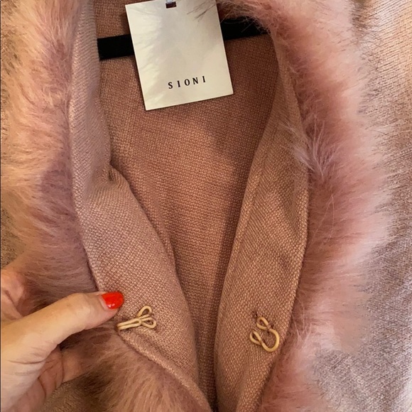 NWT Sioni Faux Fur Cape - Picture 9 of 9